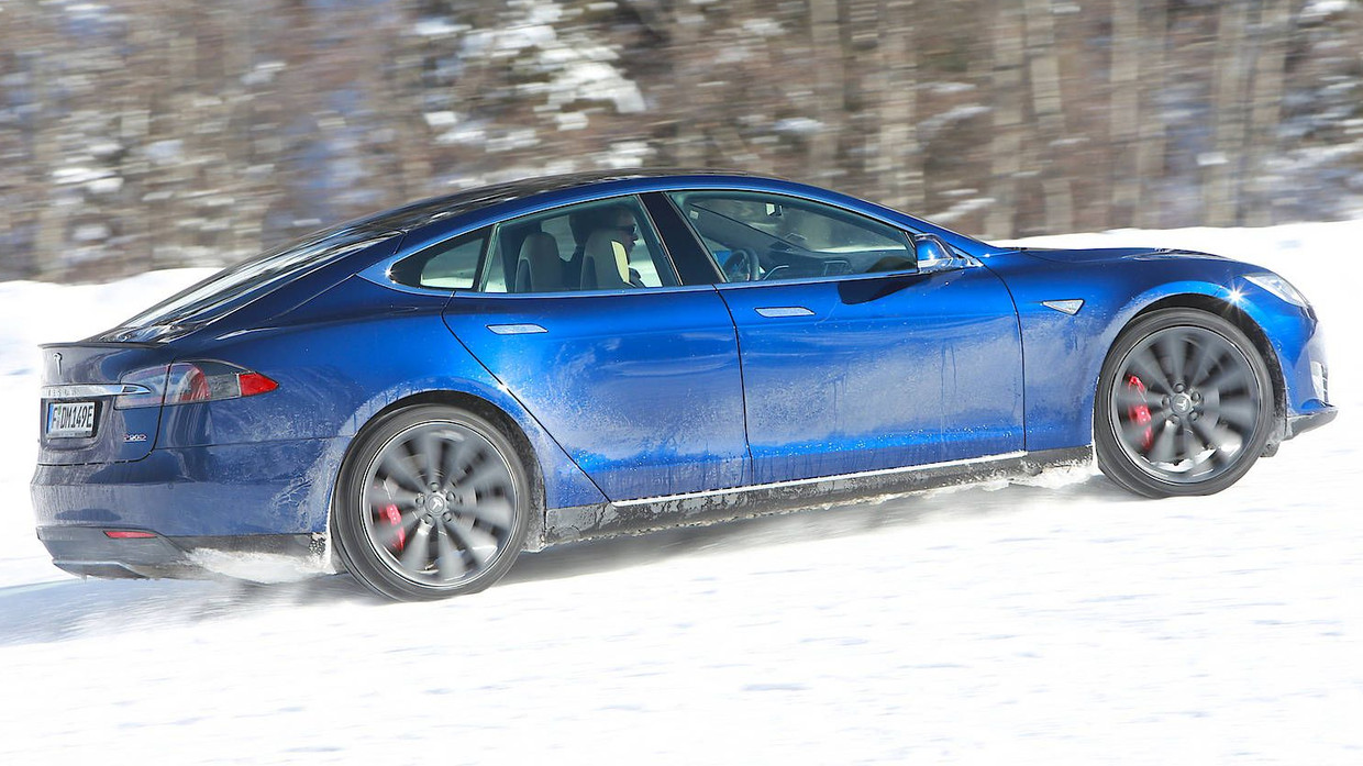 Ins Blaue hinein: Reichweiten-Versprechen für Elektroautos sind mit Vorsicht zu genießen. Auch ein Tesla muss im Winter der Kälte Tribut zollen.