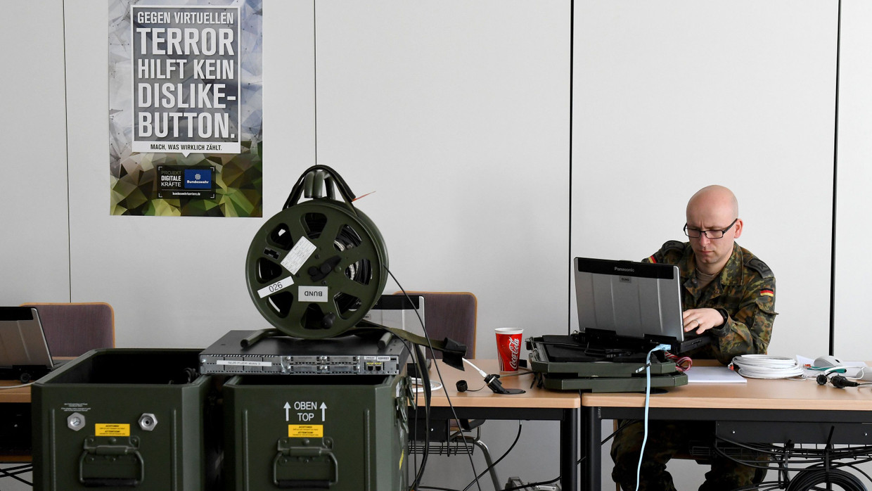 Ein Ausbilder im Jahr 2017 in Storkow (Brandenburg) im Rahmen der „Cyber Days“, mit denen die Budneswehr um Computer-Spezialisten warb.