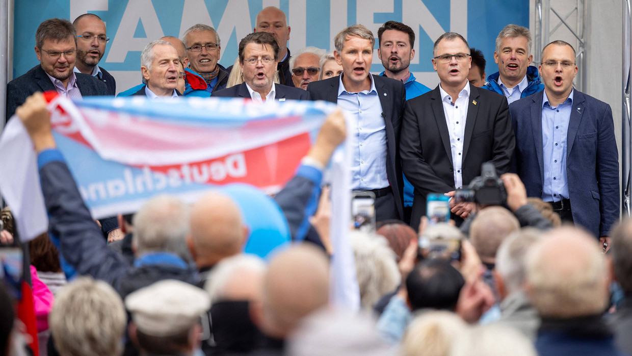 Björn Höcke, Thüringer AfD-Fraktions- und Parteivorsitzender, und weitere AfD-Mitglieder bei einer Veranstaltung zum Tag der Deutschen Einheit in dem Ort Vacha.