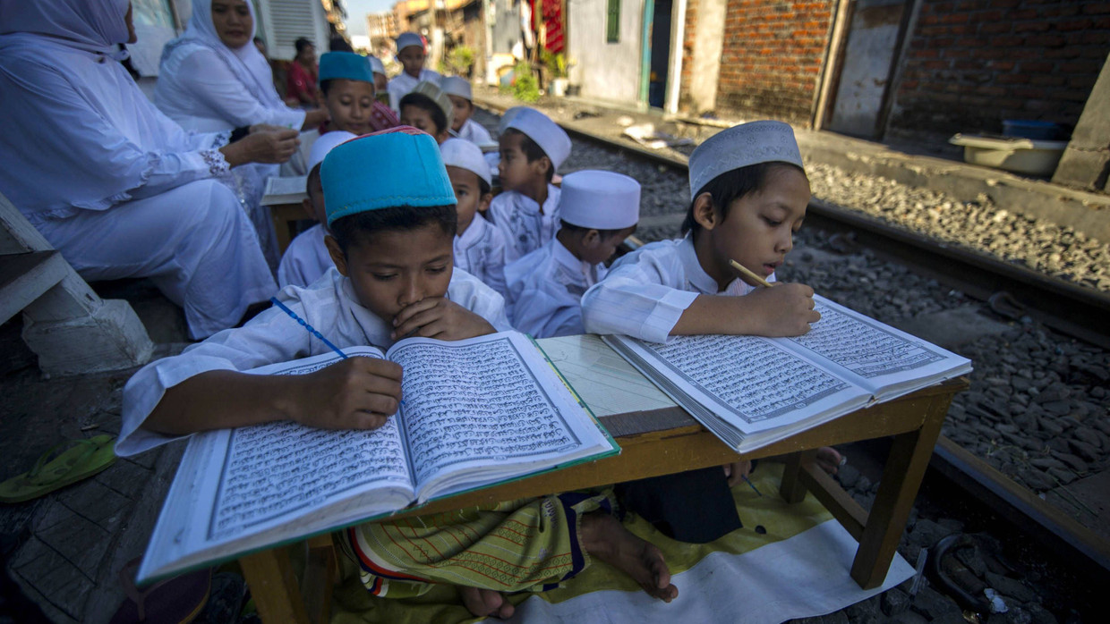 Islam in Indonesien: Religionsschüler aus Surabaya lernen den Koran zu lesen.
