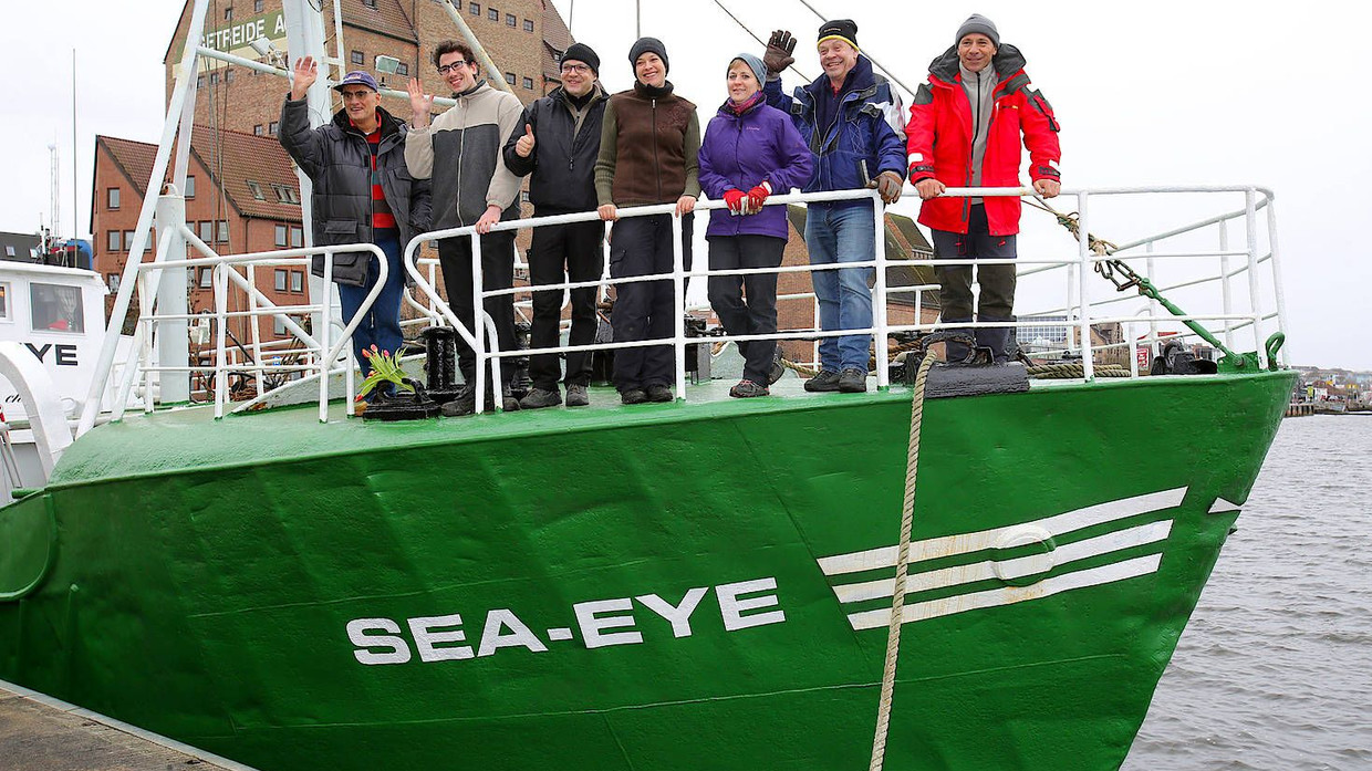 Mitarbeiter der Initiative „Sea Eye“ bei der Taufe ihres Kutters im Februar in Rostock