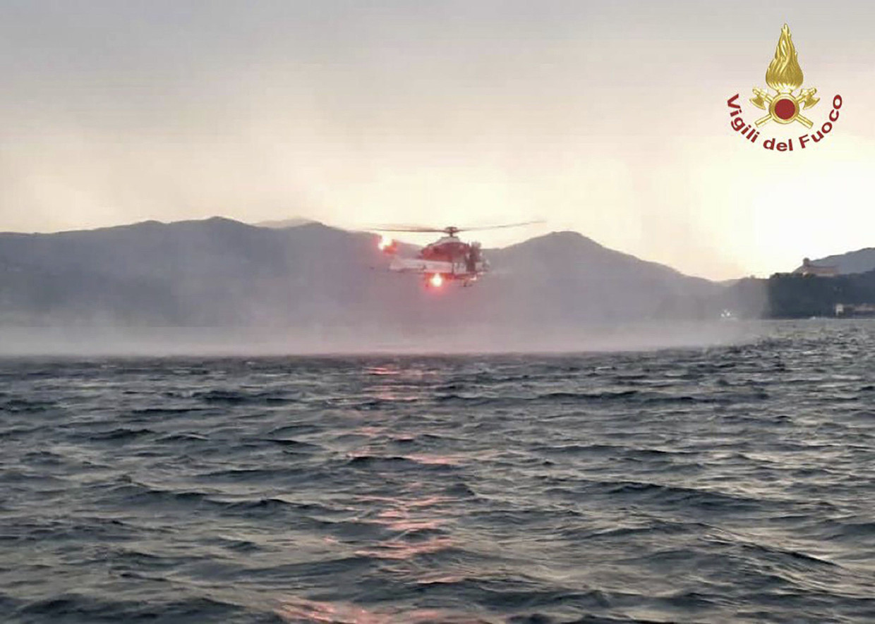 Das von der italienischen Feuerwehr zur Verfügung gestellte Foto zeigt einen Hubschrauber, der auf dem Lago Maggiore nach Vermissten des Bootsunglücks sucht. Das von der italienischen Feuerwehr zur Verfügung gestellte Foto zeigt einen Hubschrauber, der auf dem Lago Maggiore nach Vermissten des Bootsunglücks sucht.