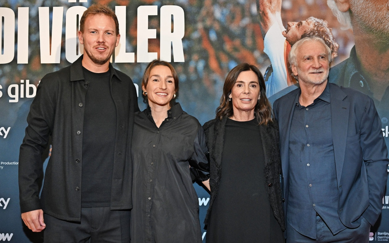 „Es gibt nur einen“: Julian Nagelsmann (l.) und Rudi Völler (r.) mit ihren Partnerinnen Lena Wurzenberger und Sabrina Völler bei der Premiere des Völler-Films.