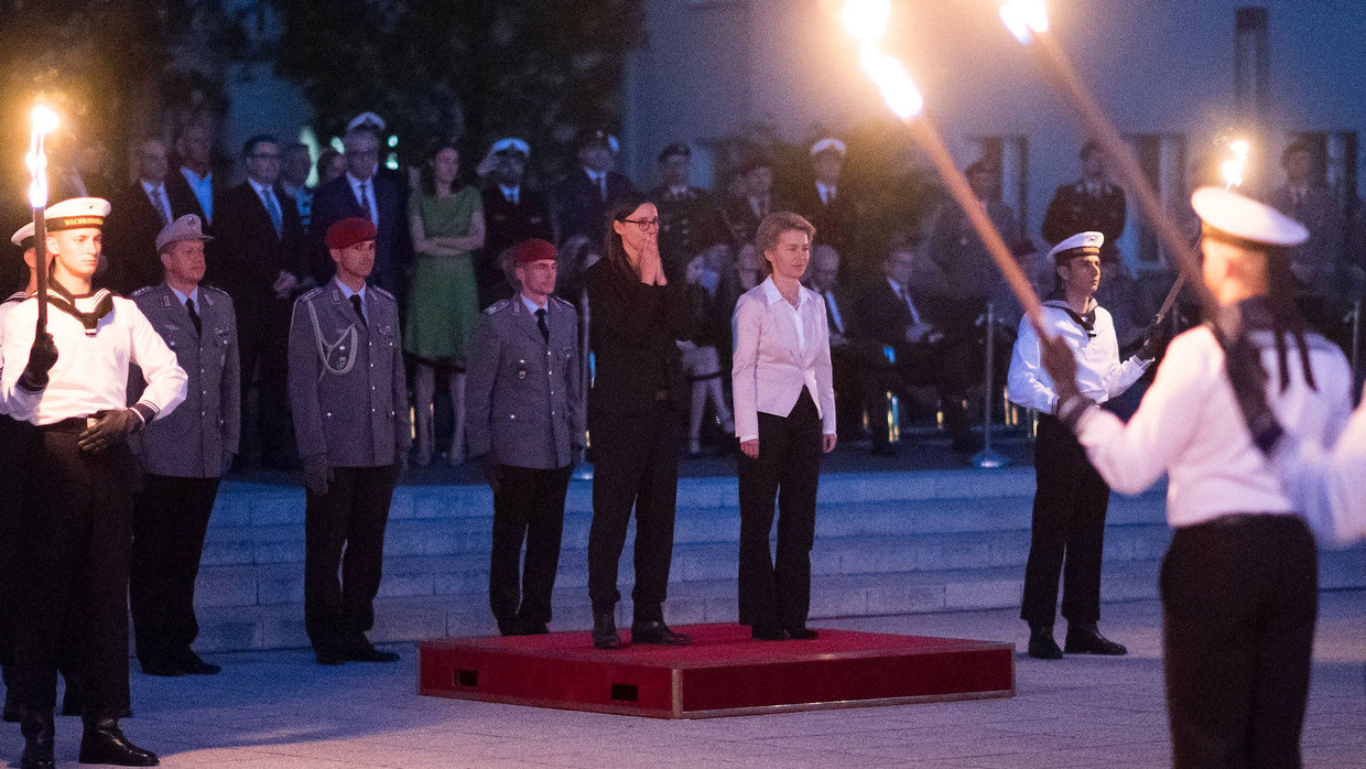 Im Zwielicht: Die ehemalige Staatssekretärin Katrin Suder und Bundesverteidigungsministerin Ursula von der Leyen, hier bei der Verabschiedung Suders. Im Zwielicht: Die ehemalige Staatssekretärin Katrin Suder und Bundesverteidigungsministerin Ursula von der Leyen, hier bei der Verabschiedung Suders.