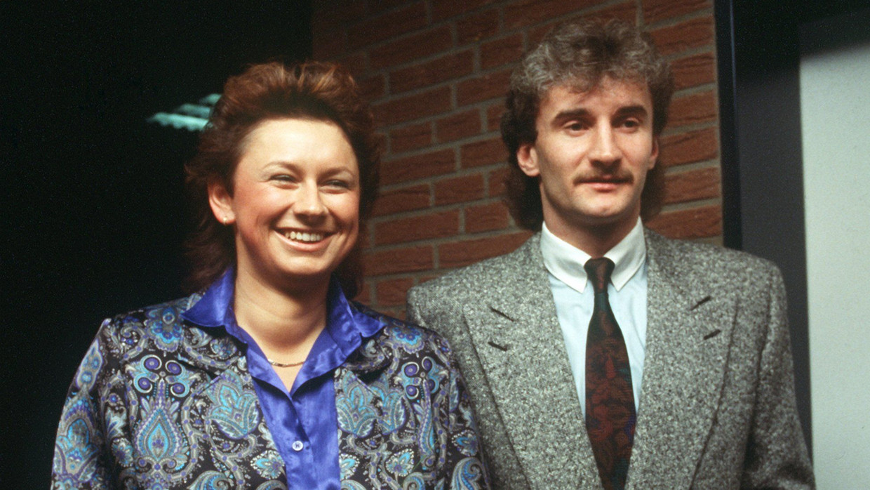 So sah die deutsche Ehe 1985 aus: Rudi Völler und Angela Drescher nach der standesamtlichen Trauung