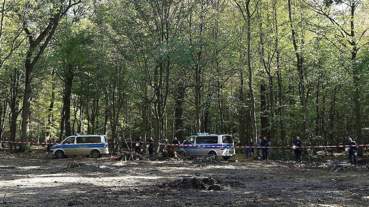 Polizisten sichern am Sonntag wegen eines Protestmarschs ein Teilstück des Hambacher Forsts