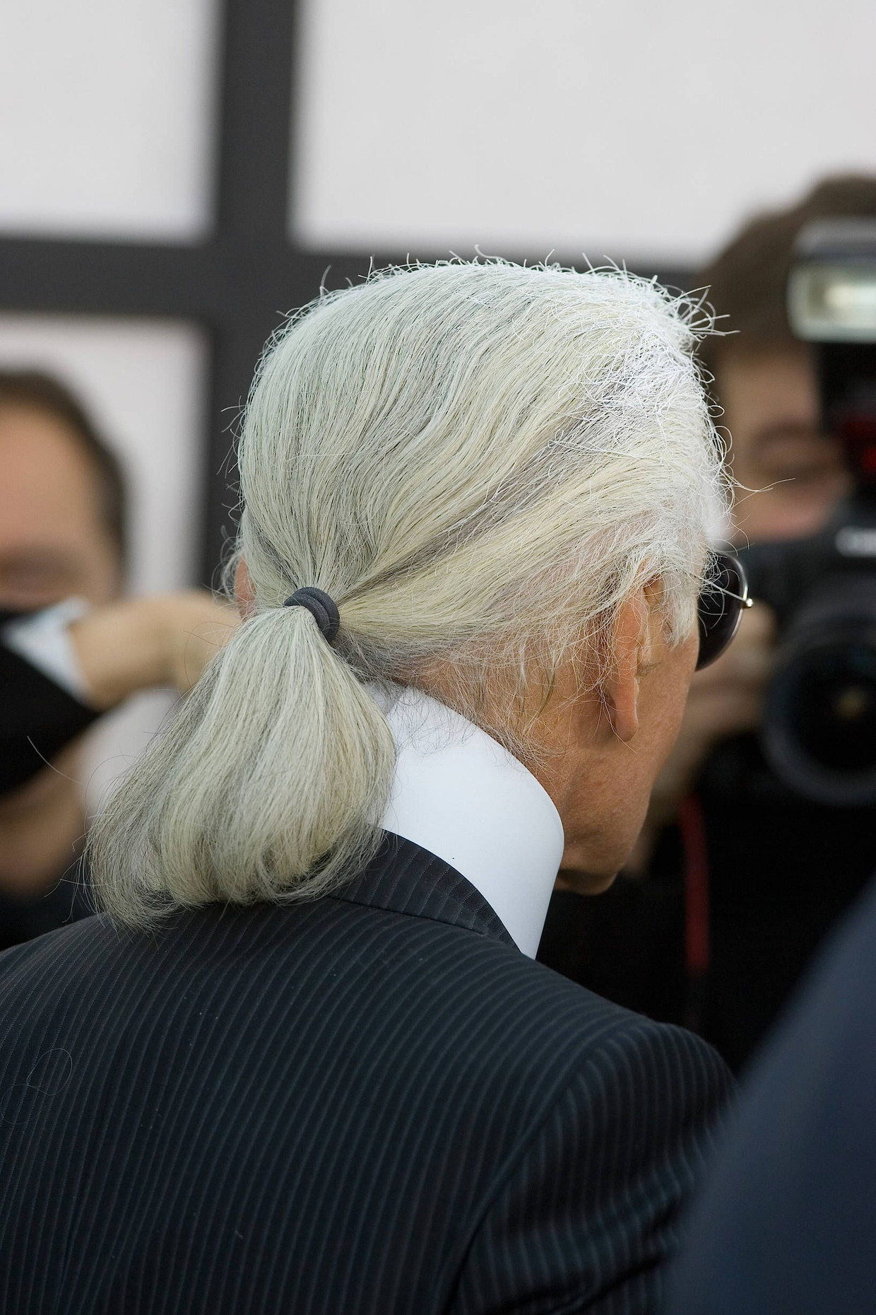 Zopf und Sonnenbrille waren Karl Lagerfelds unverkennbare Markenzeichen.