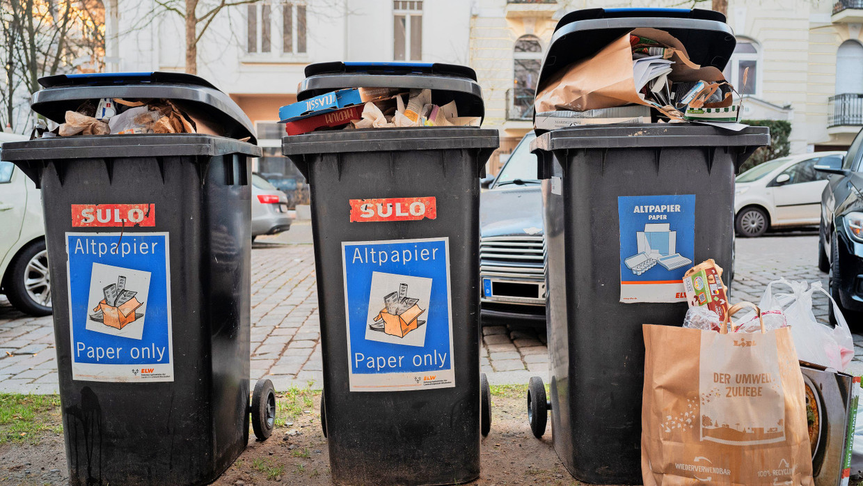 Volle Altpapiertonne: | FAZ