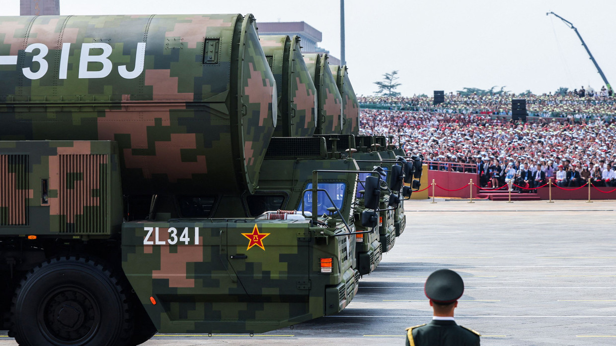 Interkontinentalraketen vom Typ DF-31BJ werden bei der Militärparade am 3.9. in Peking präsentiert.