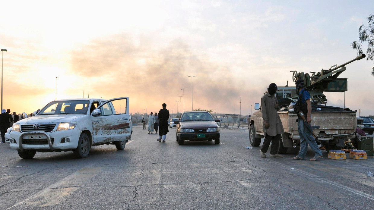 Die neuen Herren von Mossul: Isis-Kämpfer patrouillieren an einem Kontrollpunkt in der zweitgrößten Stadt des Iraks Die neuen Herren von Mossul: Isis-Kämpfer patrouillieren an einem Kontrollpunkt in der zweitgrößten Stadt des Iraks