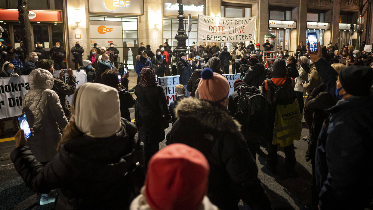 Menschen einer Demonstration gegen die Corona-Maßnahmen stehen vor dem ZDF-Hauptstadtstudio in Berlin.