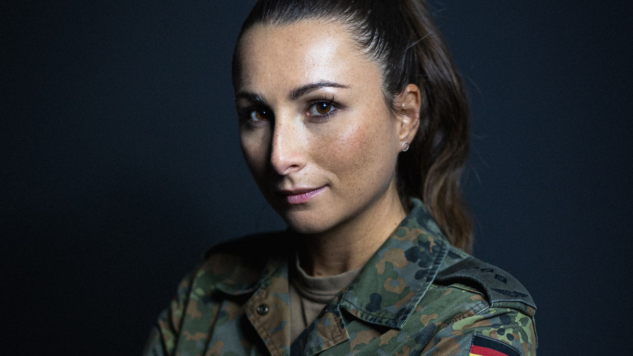 Frauen In Der Bundeswehr Pro Und Contra Frauen in der Bundeswehr: Die Offizierin Lara Weyland berichtet