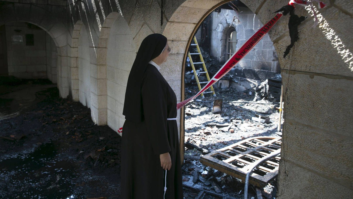Eine Nonne begutachtet das Ausmaß der Zerstörung nach dem Brandanschlag auf das deutsche Kloster. Eine Nonne begutachtet das Ausmaß der Zerstörung nach dem Brandanschlag auf das deutsche Kloster.