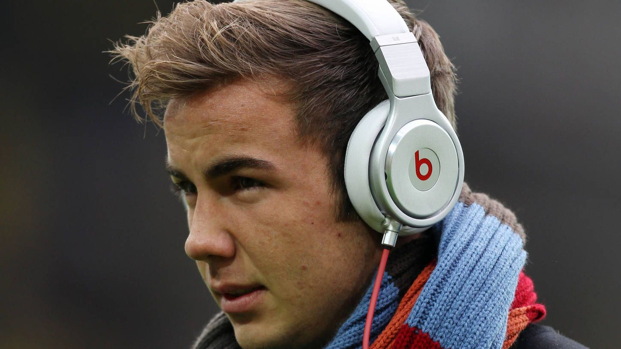 Ins WM-Stadion darf er so nicht: Mario Götze mit Beats-Kopfhörern.