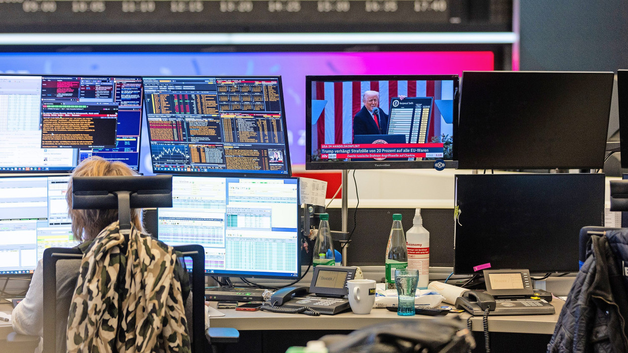 Politische Börse: Händler verfolgen  im Handelssaal der Deutschen Börse in Frankfurt einen von Zöllen begeisterten Donald Trump.