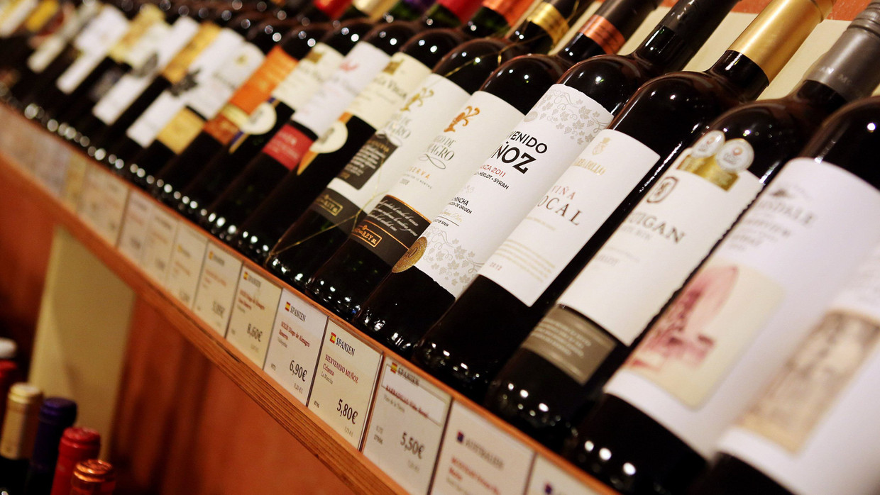 Weinflaschen stehen in einem Geschäft der Filialkette Jacques Wein-Depot, das zum Weinhändler Hawesko gehört.