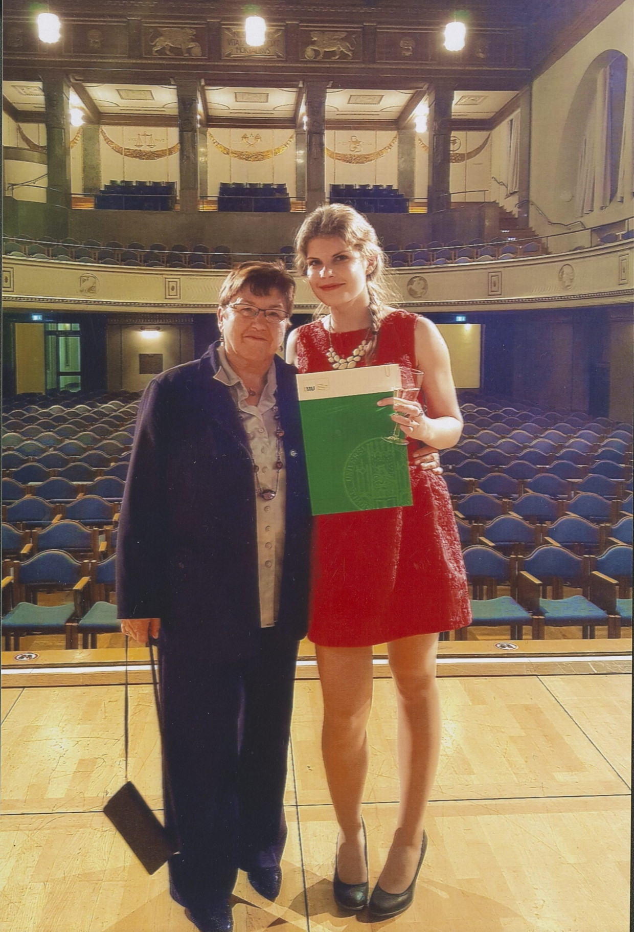 2016 feierte unsere Autorin ihren Bachelor-Abschluss – mit ihrer Oma.