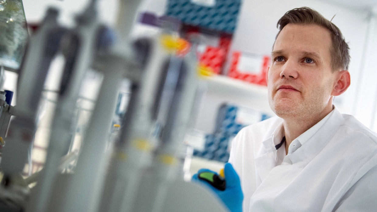 Hendrik Streeck ist Direktor des Institut für Virologie an der Uniklinik in Bonn.