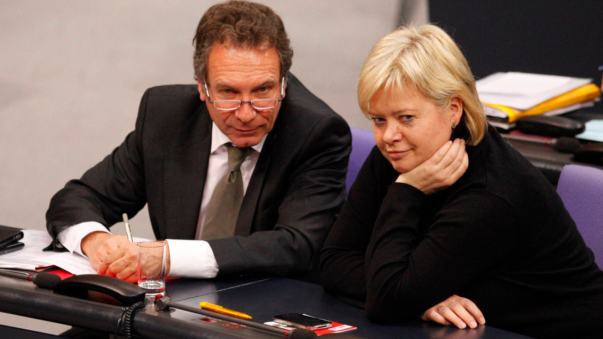 Verantwortlich für das schlechte Erscheinungsbild der Linkspartei? Die Vorsitzenden der Partei „Die Linke“, Gesine Lötzsch und Klaus Ernst im Januar im Bundestag Verantwortlich für das schlechte Erscheinungsbild der Linkspartei? Die Vorsitzenden der Partei „Die Linke“, Gesine Lötzsch und Klaus Ernst im Januar im Bundestag