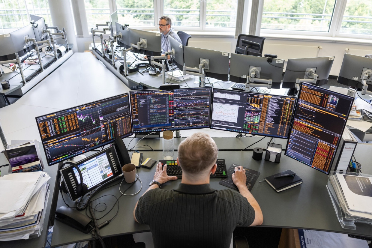 Im Handelsraum der Finanzagentur in Frankfurt am Main wird mit Milliarden hantiert.