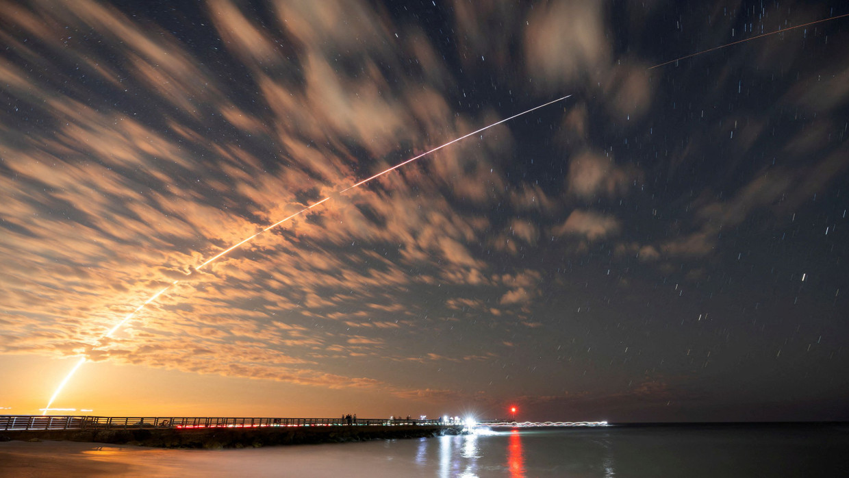 Cape Canaveral, Florida: Eine SpaceX Falcon 9-Rakete mit Starlink-Satelliten an Board
