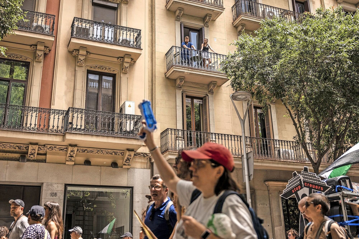 Demonstranten in Barcelona stellen sich gegen Vermietungen an Touristen.