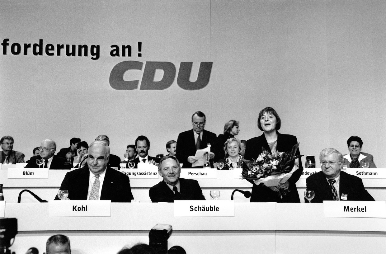 The best-selling author said she has many memories with Bonn, but she did not specify. On November 7, 1998, she was elected general secretary at the CDU party conference at the suggestion of Wolfgang Schäuble. There were no flowers this time.