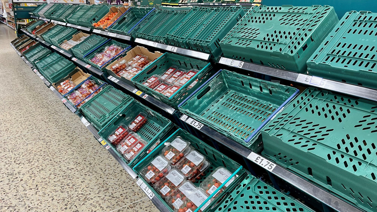 Spärlich gefüllte Regale in einem Tesco in Kent