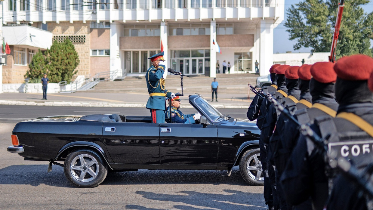 Pridnestrovian Moldova Cumhuriyeti Savunma Bakanı'nın Tiraspol'daki Suvorov Meydanı'ndaki geçit töreni için mobil konuşmacı platformu.