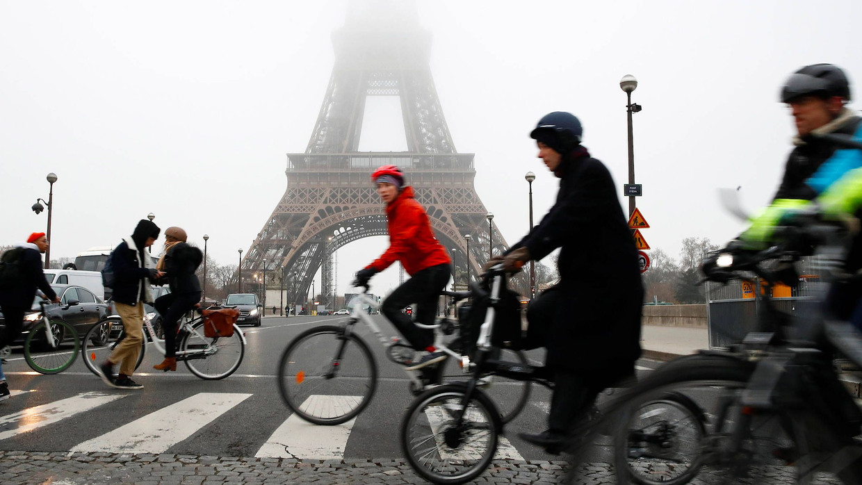 Protestanten sind während des Streiks in Paris mit dem Fahrrad unterwegs – der Eiffelturm bleibt am Donnerstag geschlossen.