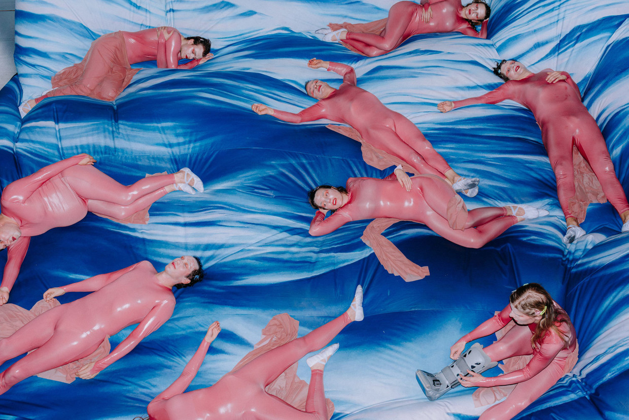 Sehnsucht auf dem Meeresluftkissen: „Ein anderes Blau“ in der Regie von Charlotte Sprenger