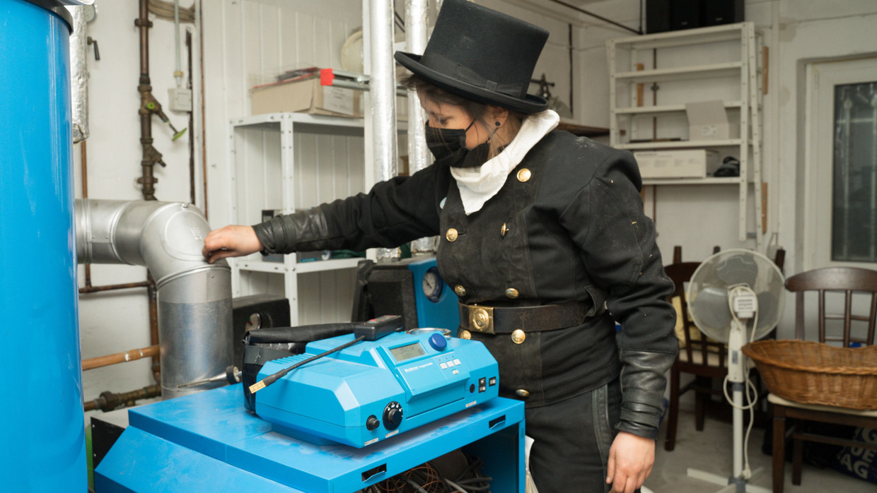 Eine Schornsteinfegerin kontrolliert die Abgaswerte einer Gasheizung im Dezember 2021.