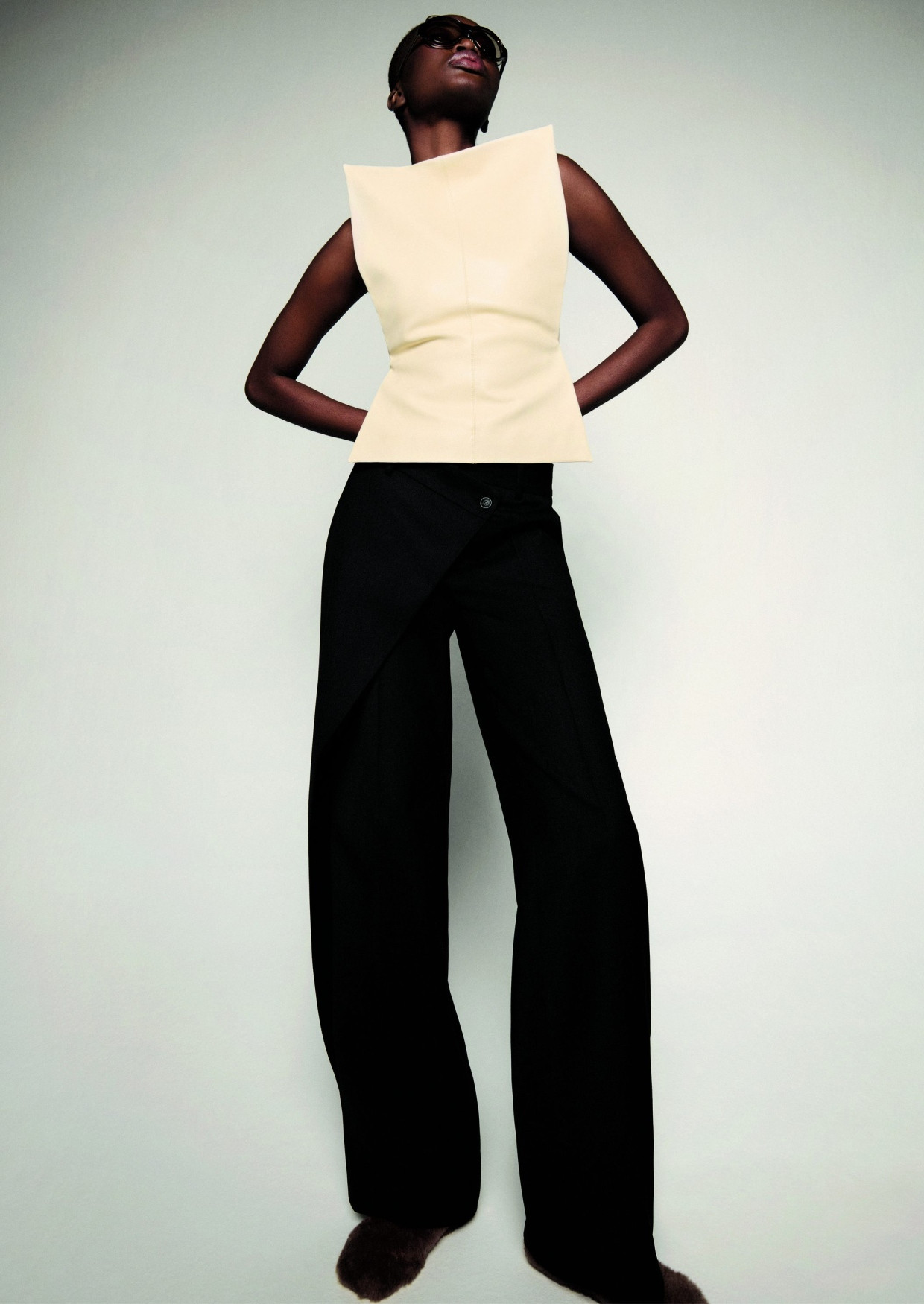 Begleitet viele Frauen zuverlässig: schwarze Hose von Cambio, hier das Modell Anais mit asymmetrischem Bund.