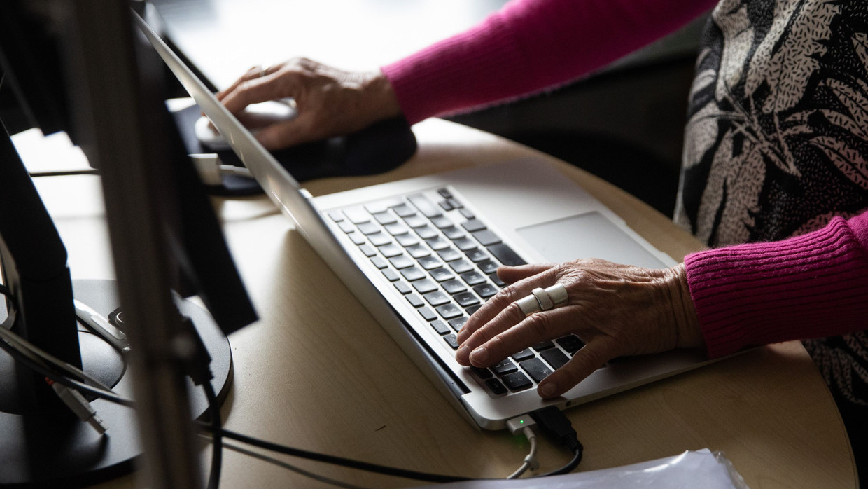 Eine Rentnerin bedient ihren Laptop