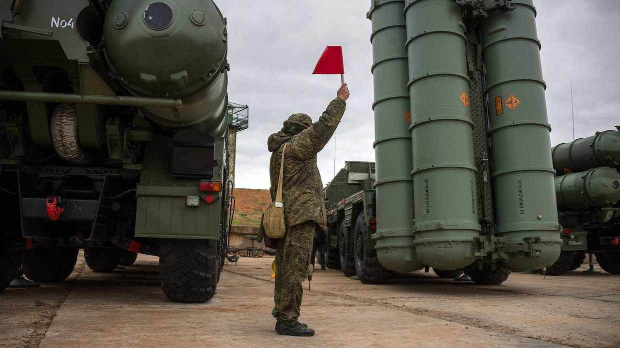 Das russische Raketenabwehrsystem S-400 wird in der Stadt Sebastopol aufgestellt.