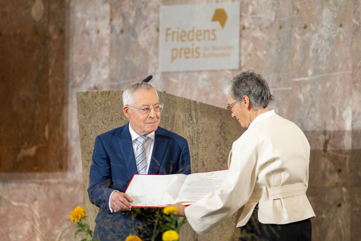 Die Leiterin des Börsenverbandes des Deutschen Buchhandels, Karin Schmidt-Friderichs, überreicht die Urkunde in der Frankfurter Paulskirche