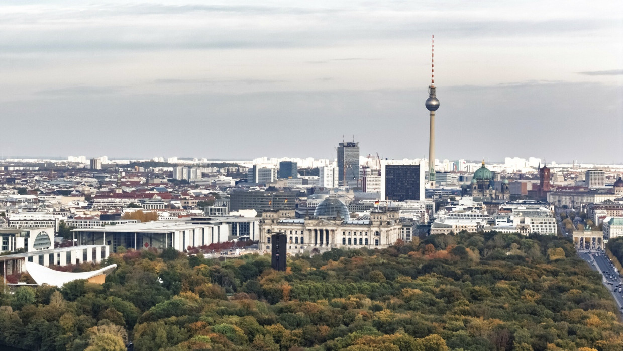 Ein Brand an Strommasten hat einen Stromausfall in Berlin verursacht. (Symbolbild)
