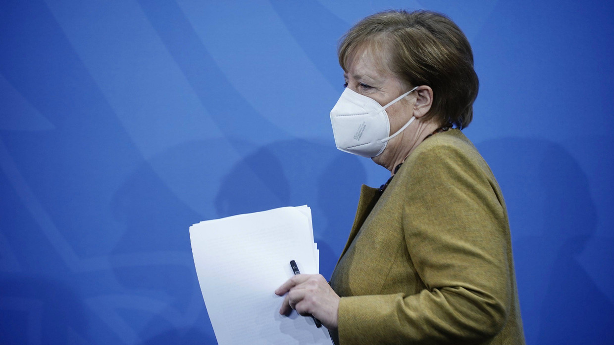 Bundeskanzlerin Angela Merkel kommt am 5. Januar zur Pressekonferenz nach den Beratungen von Bund und Ländern. Bundeskanzlerin Angela Merkel kommt am 5. Januar zur Pressekonferenz nach den Beratungen von Bund und Ländern.