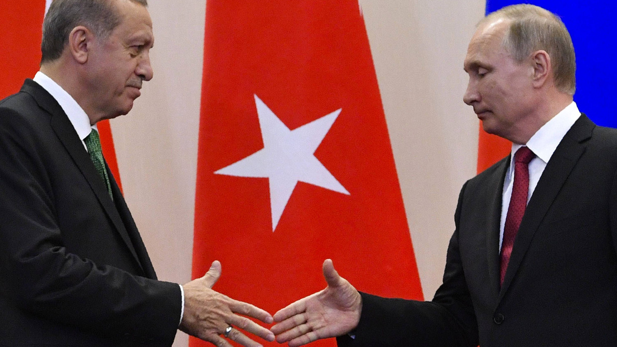 Ein Deal, ein Handschlag: Der türkische Präsident Erdogan kauft bei Putin in Russland ein Flugabwehrsystem ein (Symbolbild).