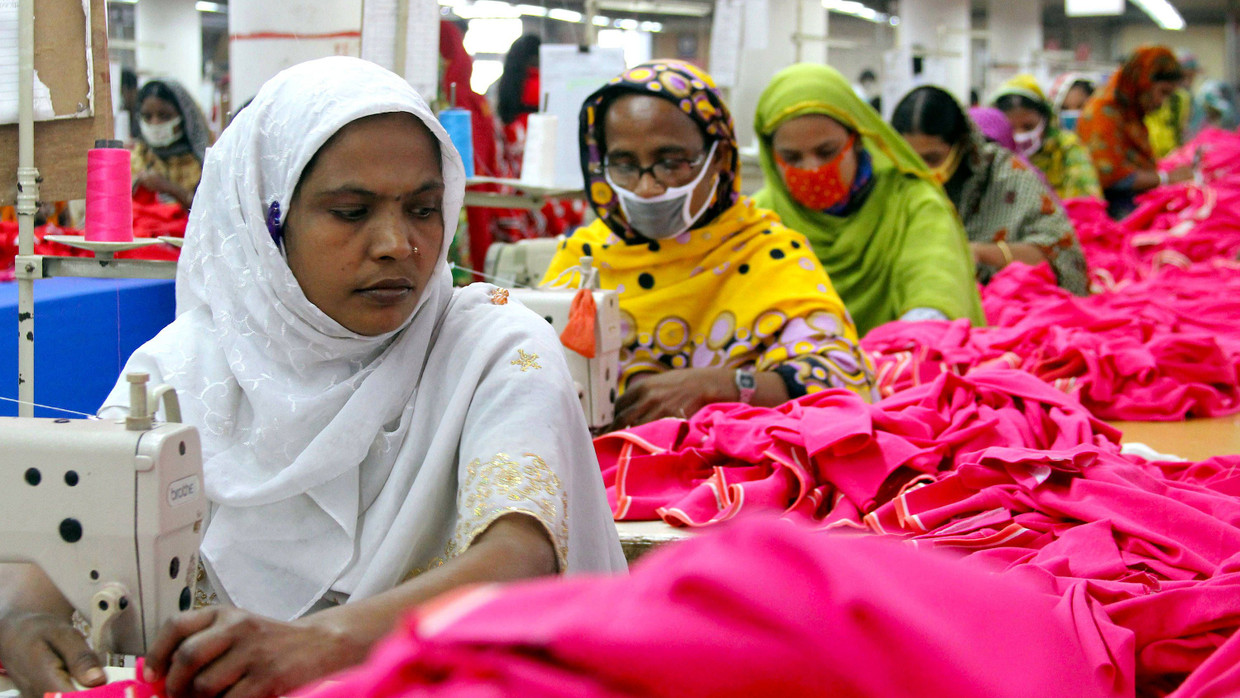 Näherinnen arbeiten in einer Textilfabrik in Dhakar, Bangladesch. Näherinnen arbeiten in einer Textilfabrik in Dhakar, Bangladesch.