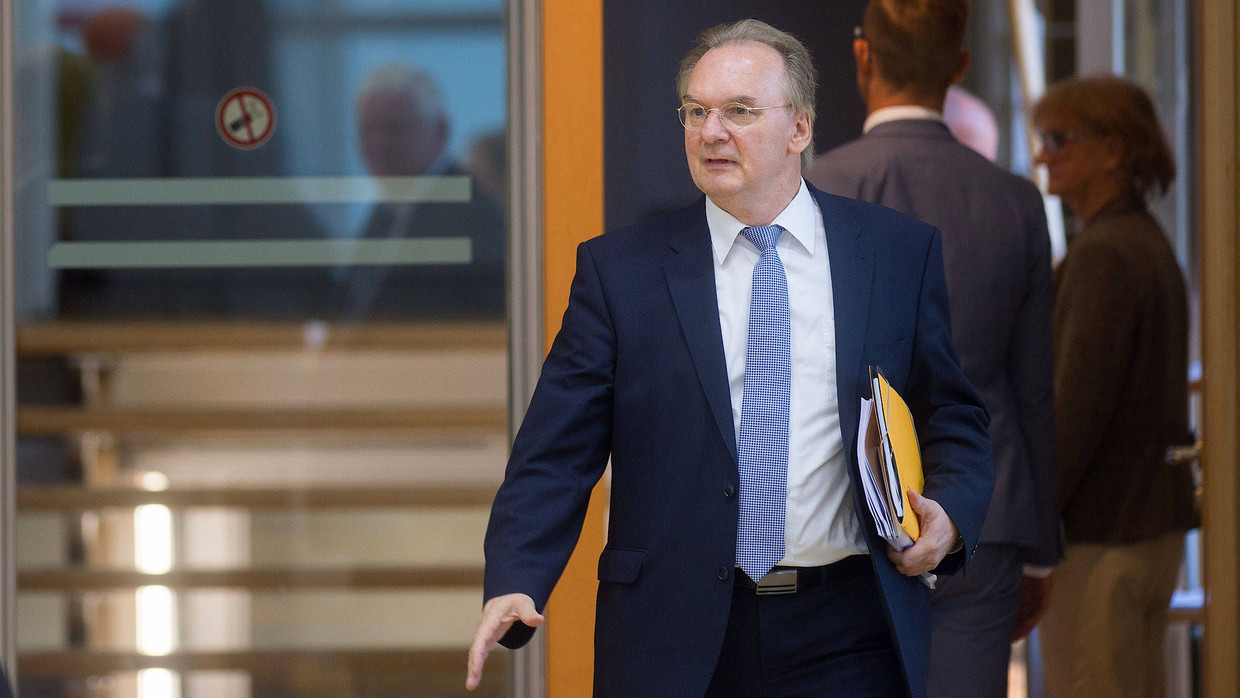 Reiner Haseloff (CDU), Ministerpräsident des Landes Sachsen-Anhalt, kommt Ende September in den Plenarsaal des Landtages. Heute forderte er, dass seine Partei „klare Kante“ gegenüber der AfD zeigen soll.