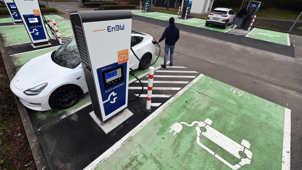 Noch nicht zum üblichen Straßenbild: Schnellladepark für Elektroautos in der Nähe von Karlsruhe.