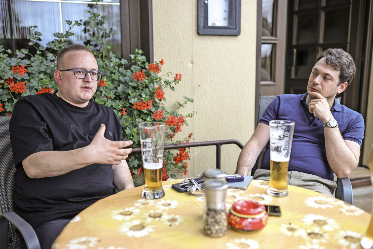 Der CDU-Politiker Julian Brüning will Kneipen retten – und sitzt mit seinem Pressesprecher Stephan Kirchharz vor dem „Dorfkrug“ in Bagenz.