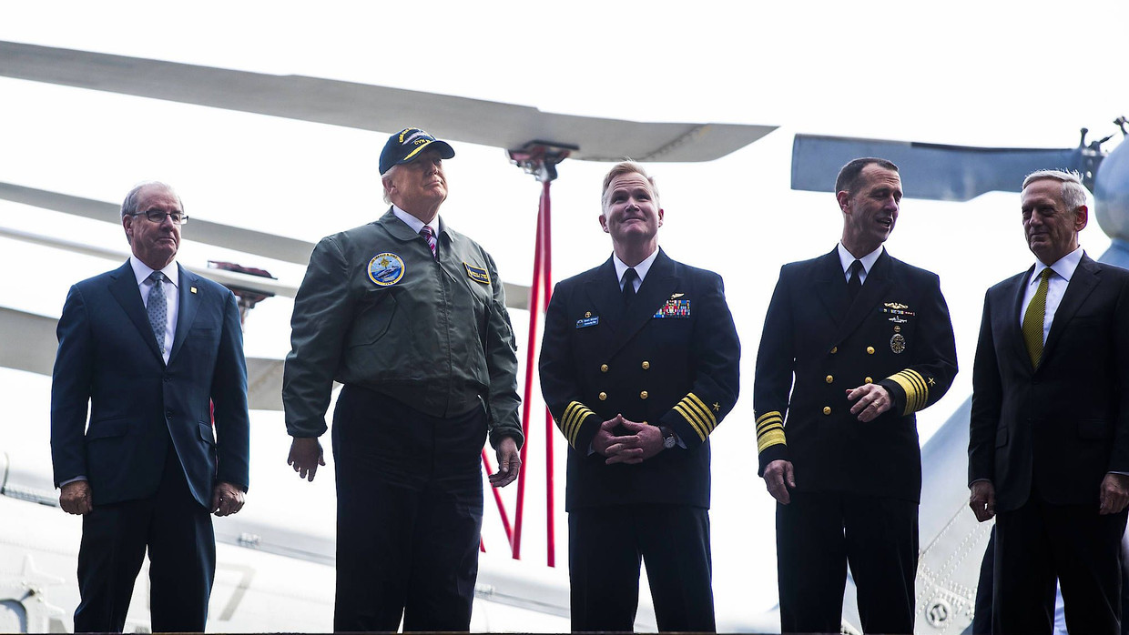 Donald Trump und Verteidigungsminister James Mattis (rechts) an Deck des Flugzeugträgers Gerald R. Ford. Donald Trump und Verteidigungsminister James Mattis (rechts) an Deck des Flugzeugträgers Gerald R. Ford.