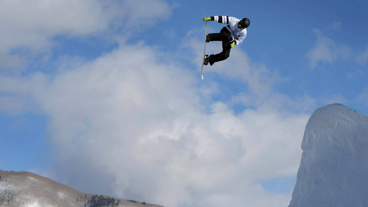 Dem Himmel näher als dem Olymp: Slopestyler mit Snowboard