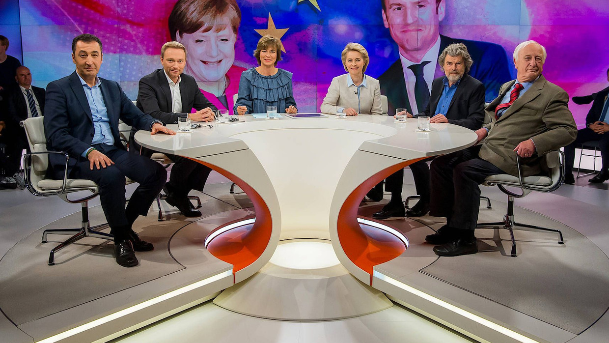 Maybrit Illner blickt mit ihren Gästen nach Europa. Was geht es der EU, während in Deutschland zähe Regierungssonderungen die Politik lähmen?