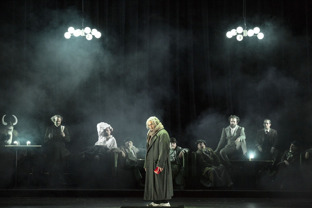 Ein Penner in der Vorhölle: Hoffmann (Pene Pati, Mitte)