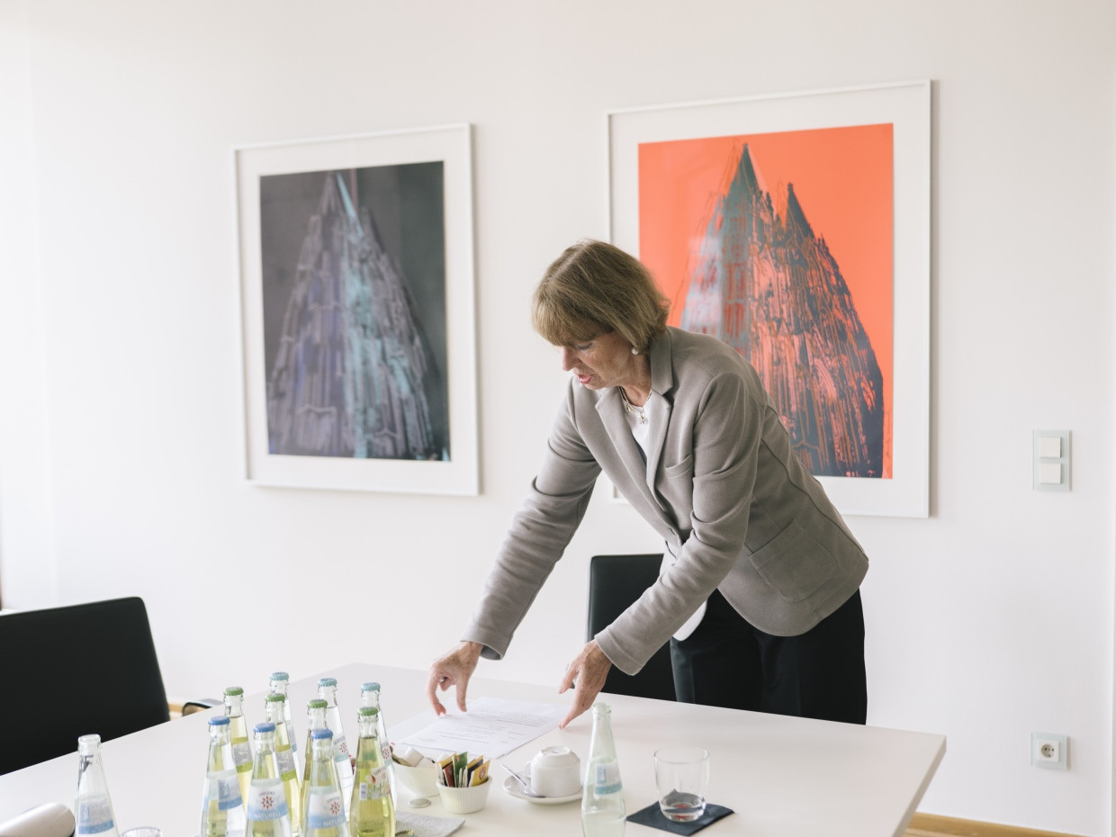 Henriette Reker blickt vor dem Gespräch mit der F.A.Z. in ihre Unterlagen.