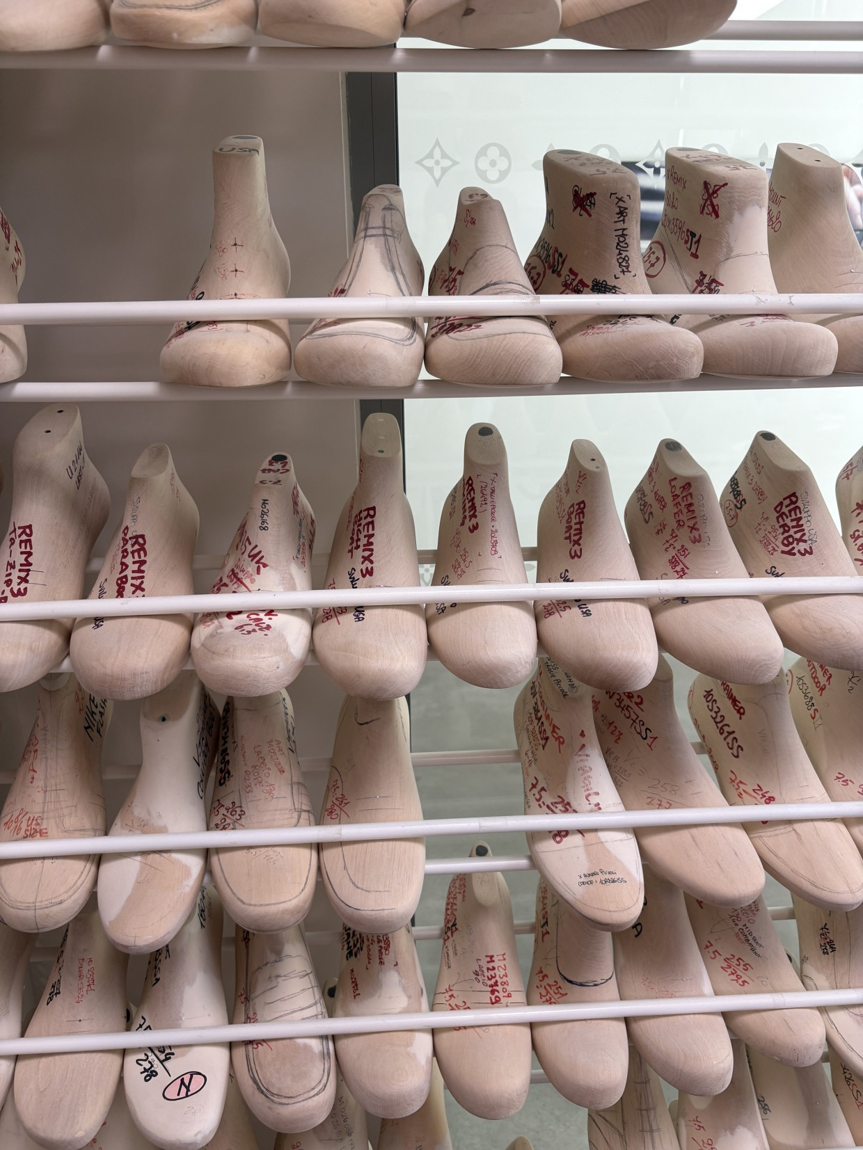 Die Louis Vuitton Fabrik in Venedig: Aus diesen Halbfabrikaten werden später Sneaker.