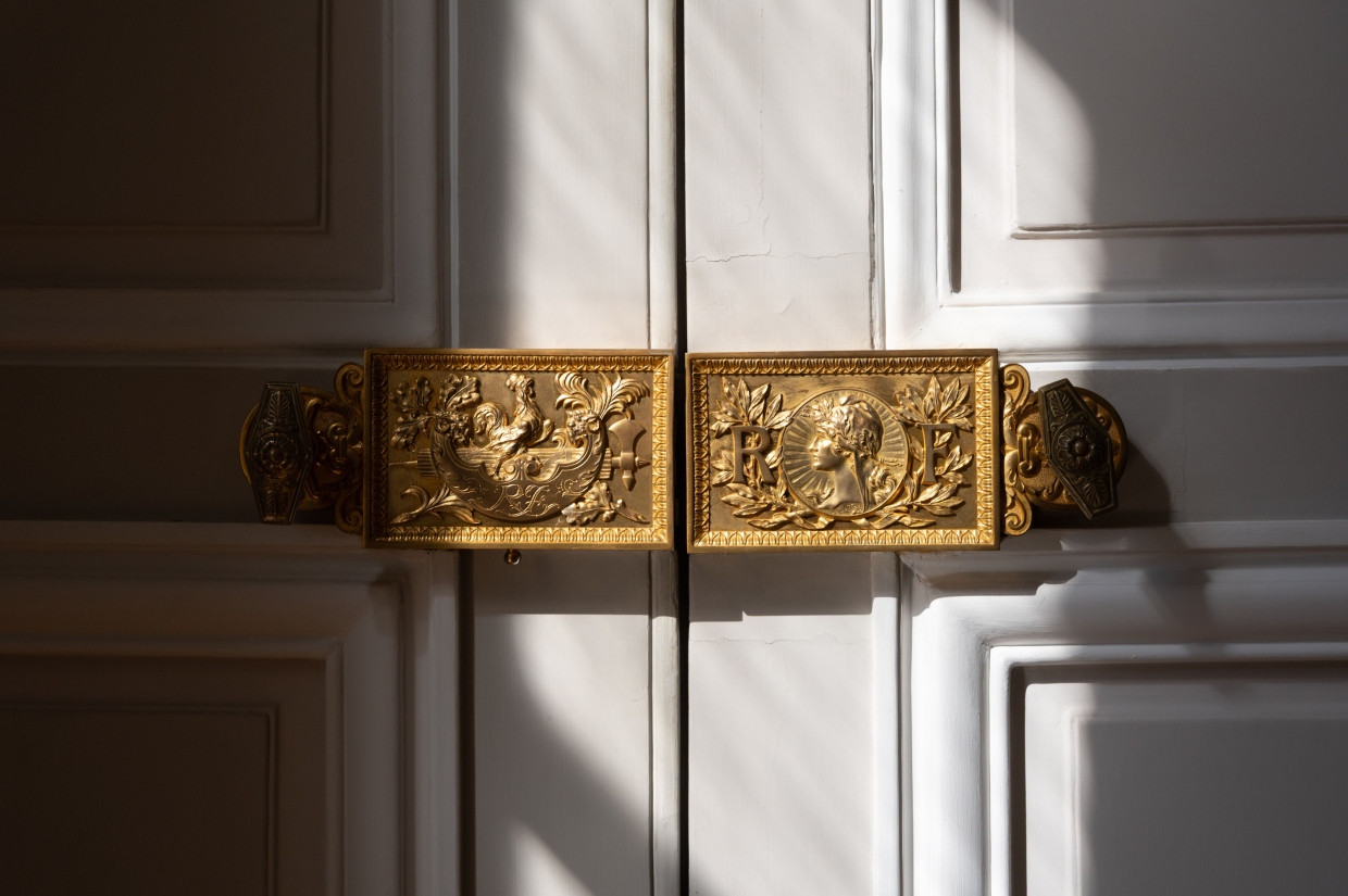 Der Gallische Hahn und Marianne: Goldene Türbeschläge im Elysée-Palast
